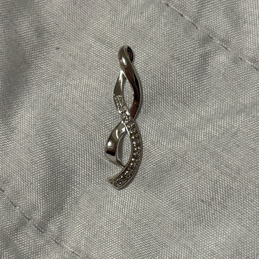 Elegant Silver Pendant with diamonds